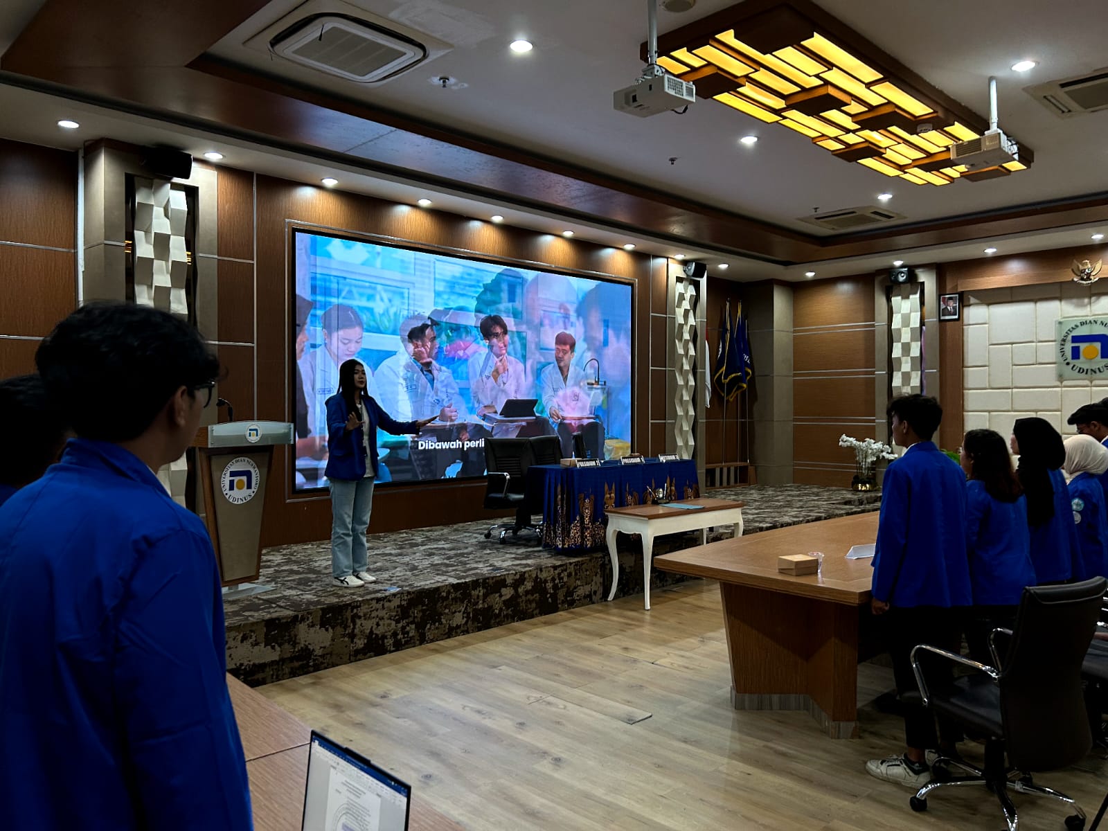 Menyanyikan Lagu Indonesia Raya dan Hymne Dian Nuswantoro